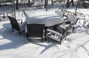 Mobilier de jardin exposé aux intempéries