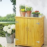 Une jolie armoire de jardin en bois